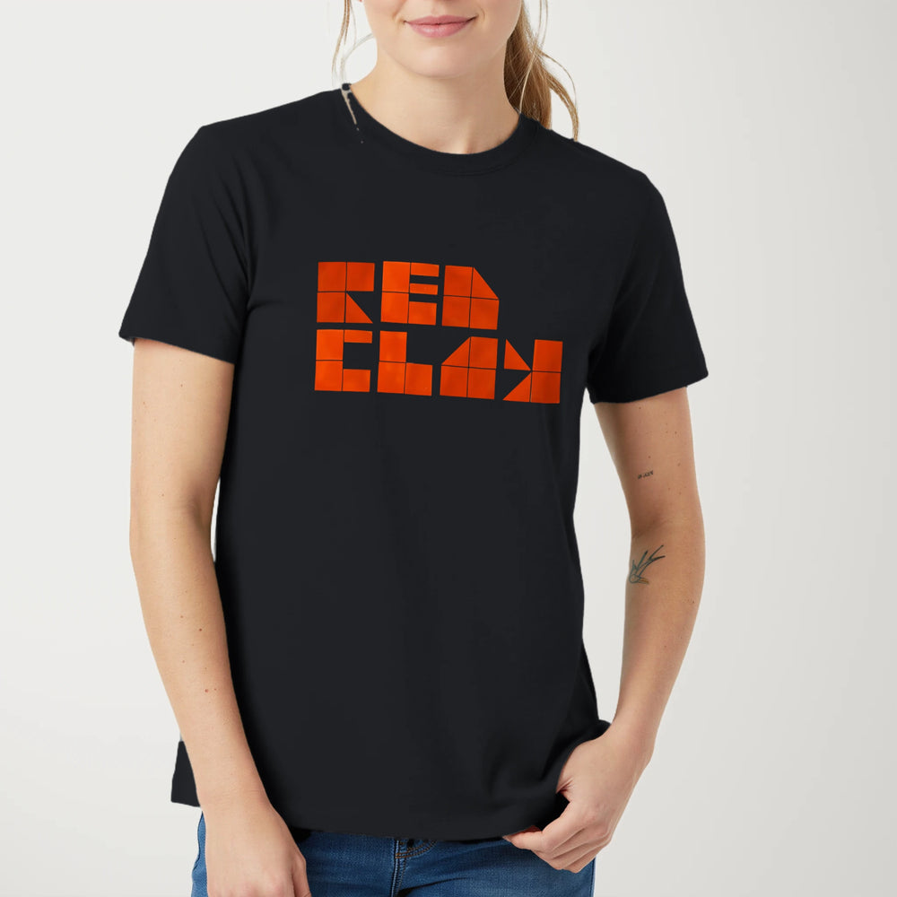 Red Clay Classic Tee in Vintage Black, model