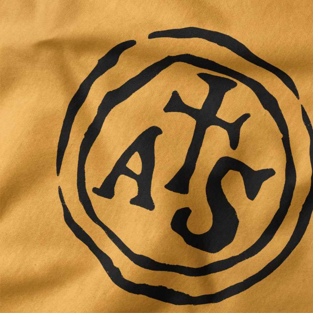 stradivarius: inscription classic tee in mustard, close-up of the print