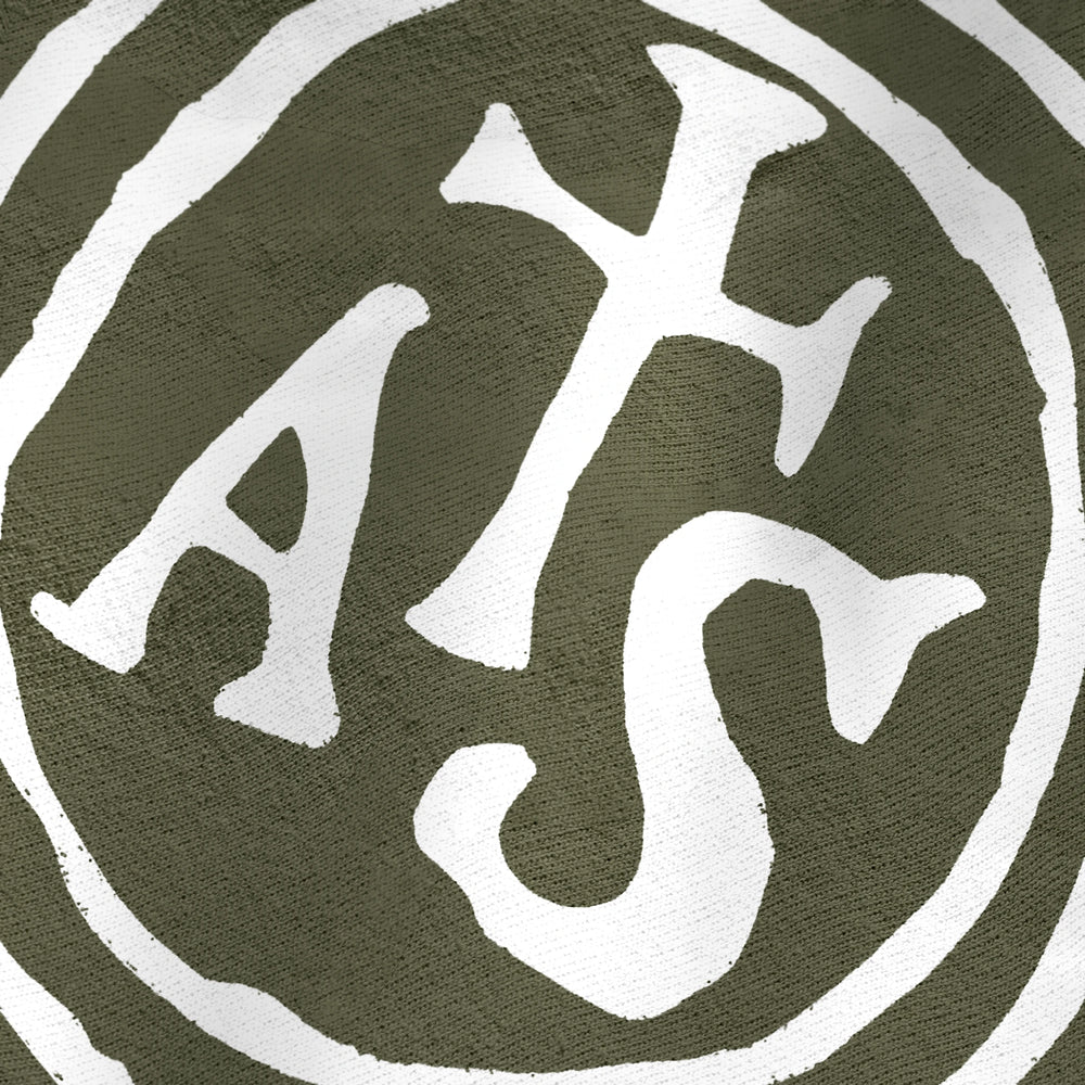 stradivarius: inscription classic crewneck in army, close-up of the print